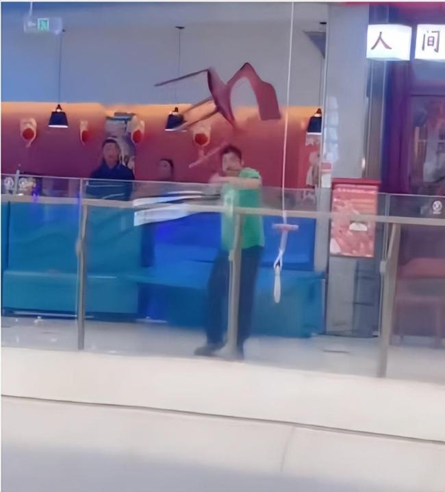 綠衣男從商場(chǎng)三樓拋下椅子 涉嫌高空拋物險(xiǎn)傷人