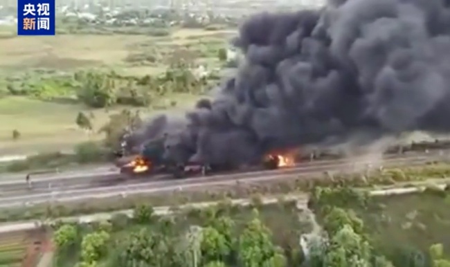 印度一貨運(yùn)列車行駛中起火：大火從天黑燒至天明，濃煙滾滾