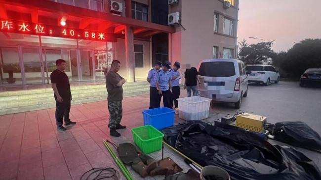 男子连续三天水库电鱼被拘 非法捕捞零容忍