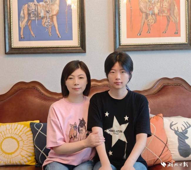 高考604分女生被一所高職錄取 賀顯貽開啟從軍之路 堅定追夢獲贊譽