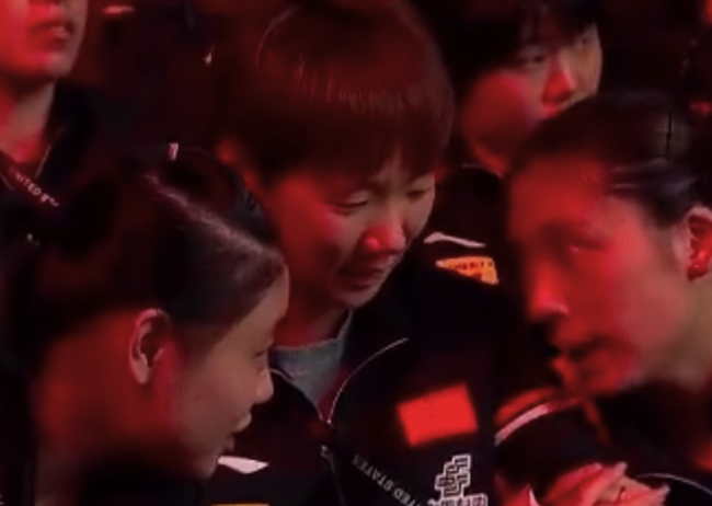 女單決賽結(jié)束后 陳熠挽著曼昱的手復(fù)盤比賽