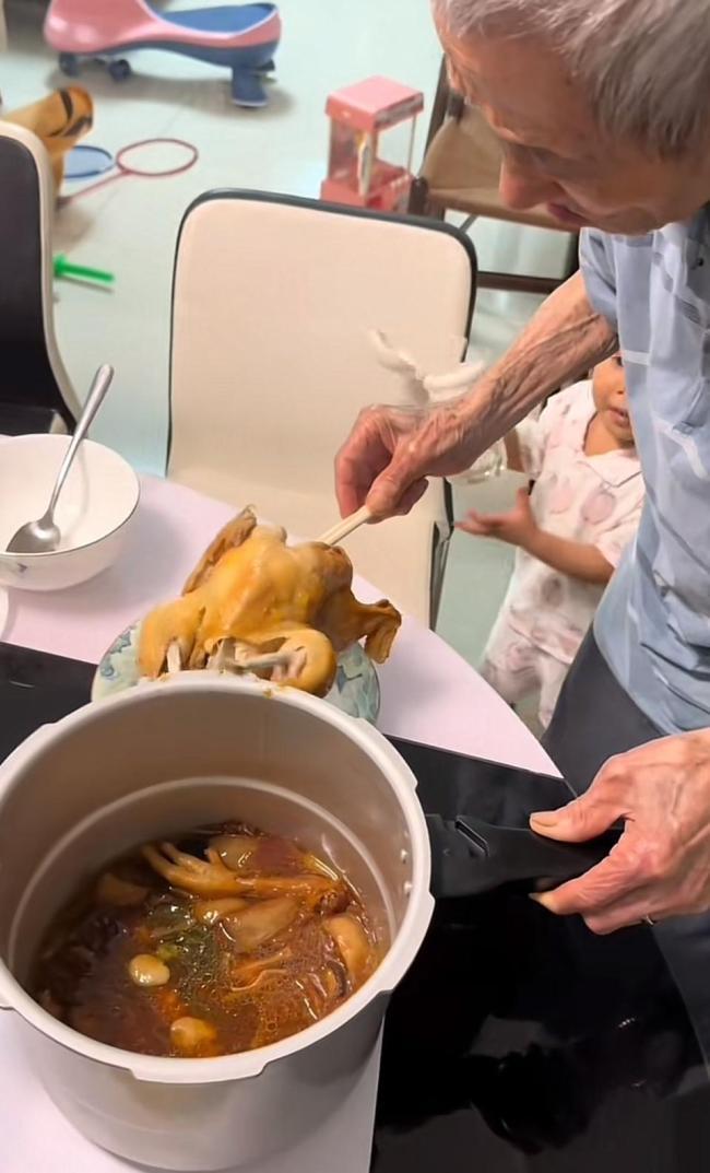 廣東92歲老人下廚給孫子一家焗雞