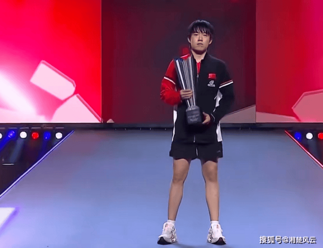 王楚欽和朱雨玲奪冠后合影 國乒雙星閃耀賽場