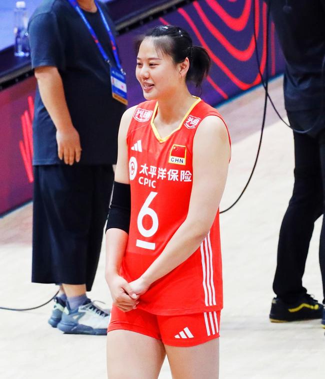 龚翔宇救球倒地受伤 伤情引球迷担忧