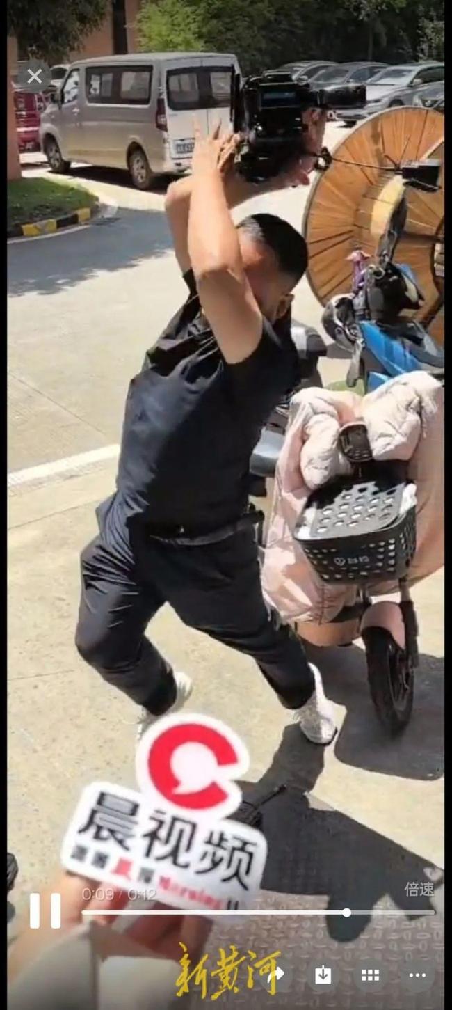 記者采訪攝像機被砸碎 1人受傷 采訪質疑電纜質量引發(fā)沖突