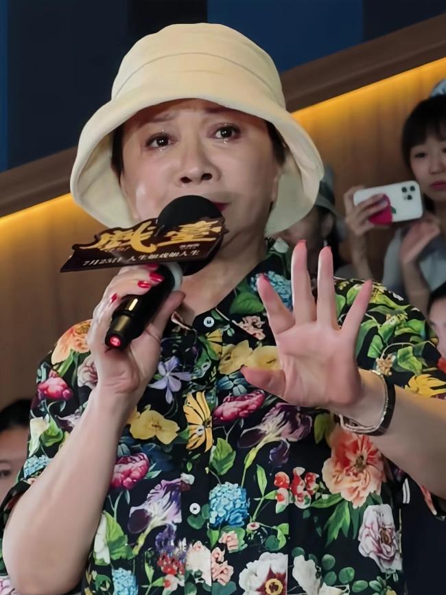 蔡明哽咽感谢陈佩斯的付出，祝《戏台》电影票房大卖