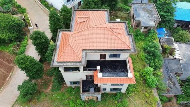 湖南縣城鬧市區(qū)3層別墅被指違建 多年舉報(bào)未果