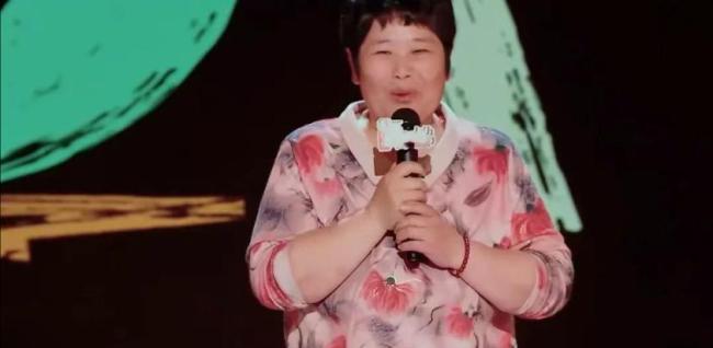 50岁“房主任”讲脱口秀火出圈 农村女性的逆袭之路