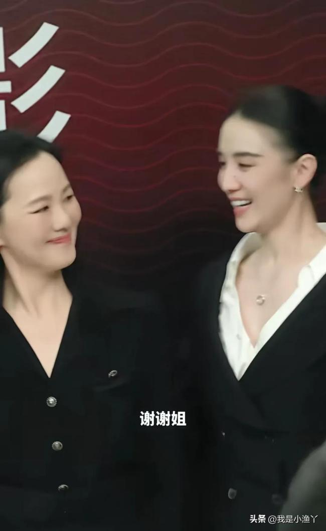 詠梅和宋佳在后臺互相祝賀，宋佳詠梅雙雙獲獎