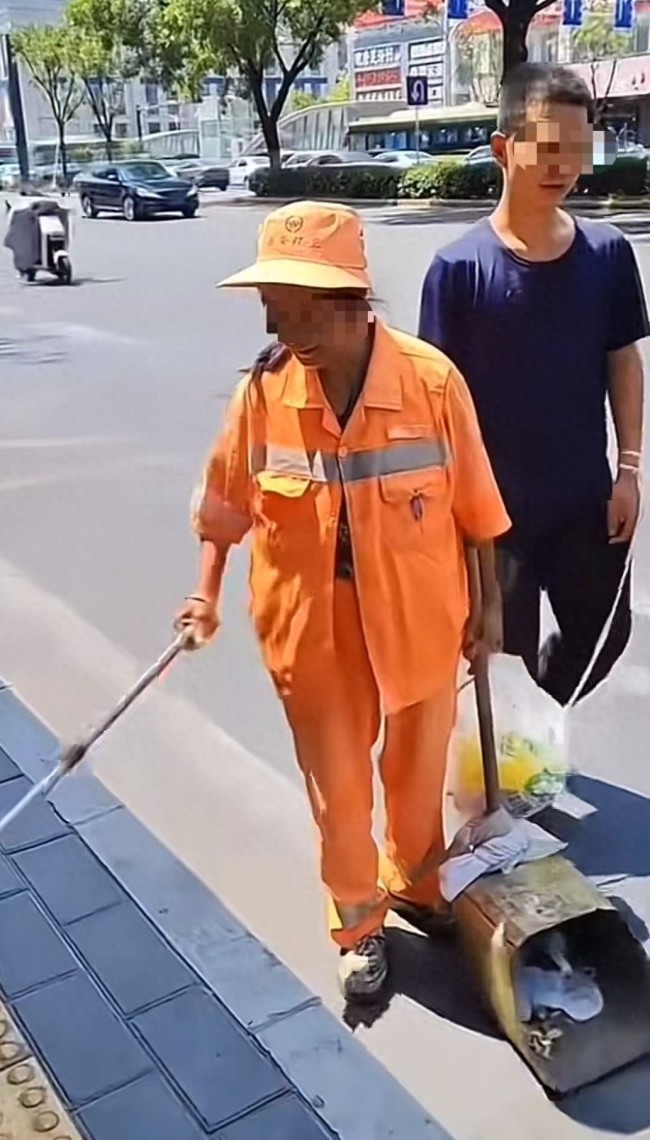环卫工用绳牵智力障碍儿子扫街 街道持续帮扶