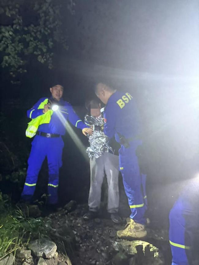 少年為看日出被困野長城救援隊冒雨進山搜救 夜宿遇險獲救