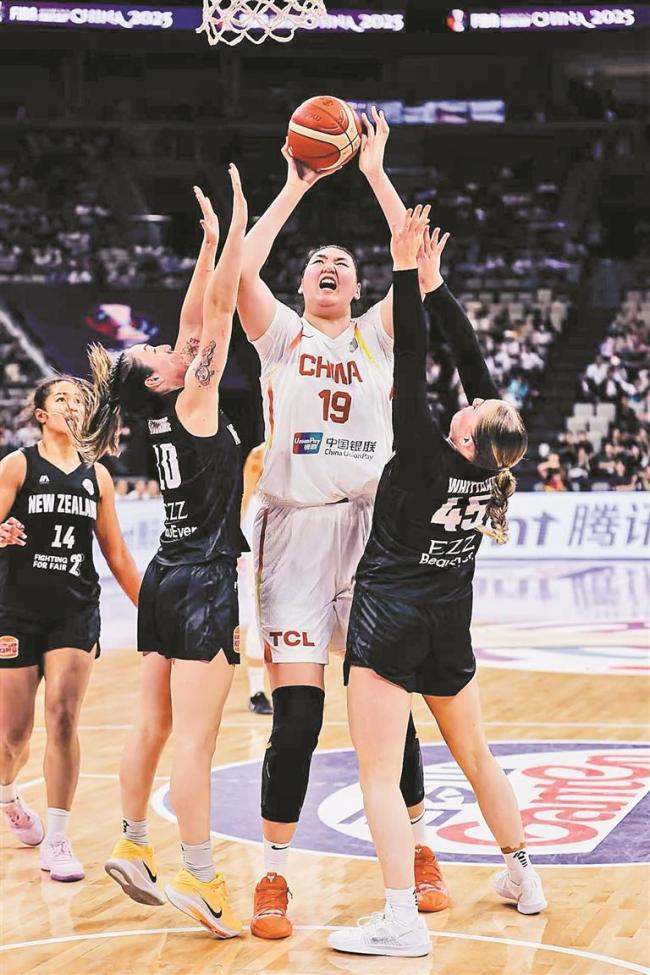 宫鲁鸣：杨舒予未来会是主力前锋 中国女篮大胜晋级