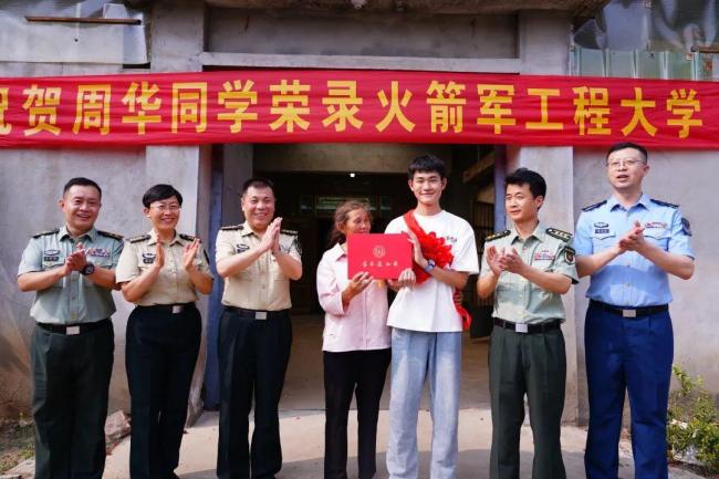 空軍預(yù)警學(xué)院湖北首封錄取通知書(shū)送達(dá) 夢(mèng)想與使命同在