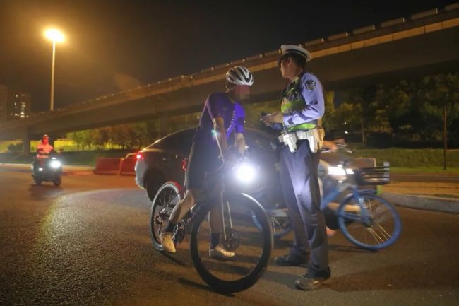 電動自行車“亮瞎眼” 北京交警：扣車最高罰1000