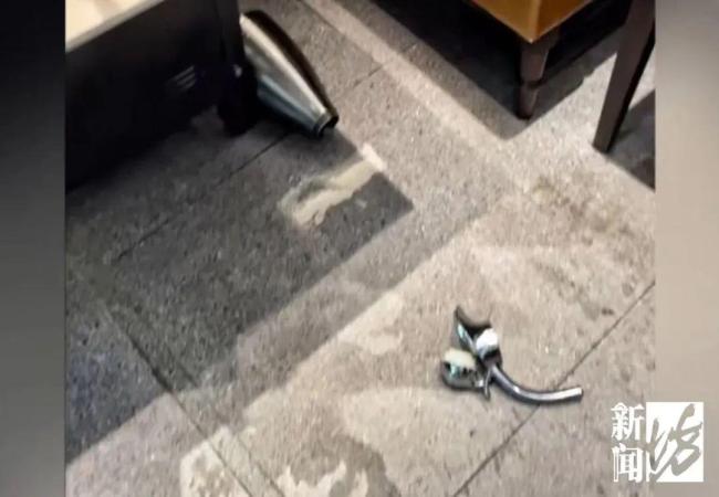 把手?jǐn)嗔?火鍋店整壺高湯澆母女身上 店家冷漠回應(yīng)引發(fā)爭(zhēng)議