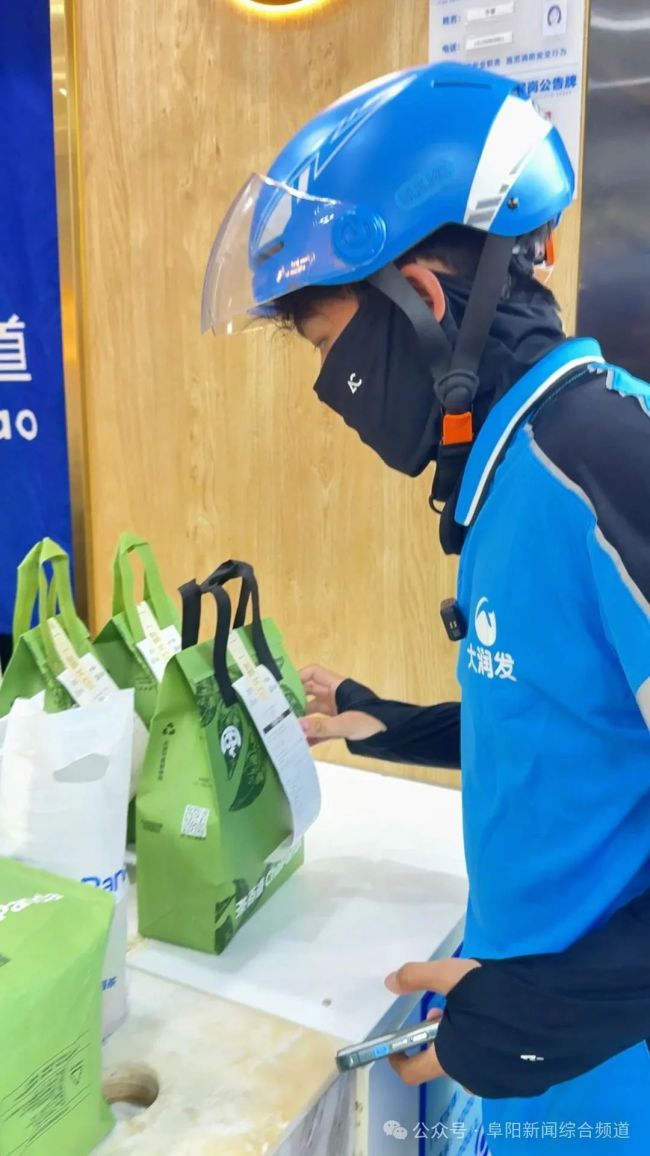 男生送外賣時(shí)得知被空軍航空大學(xué)錄取 夢(mèng)想成真