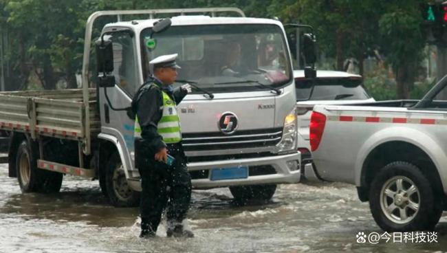 交警雨中徒手清理被堵下水道