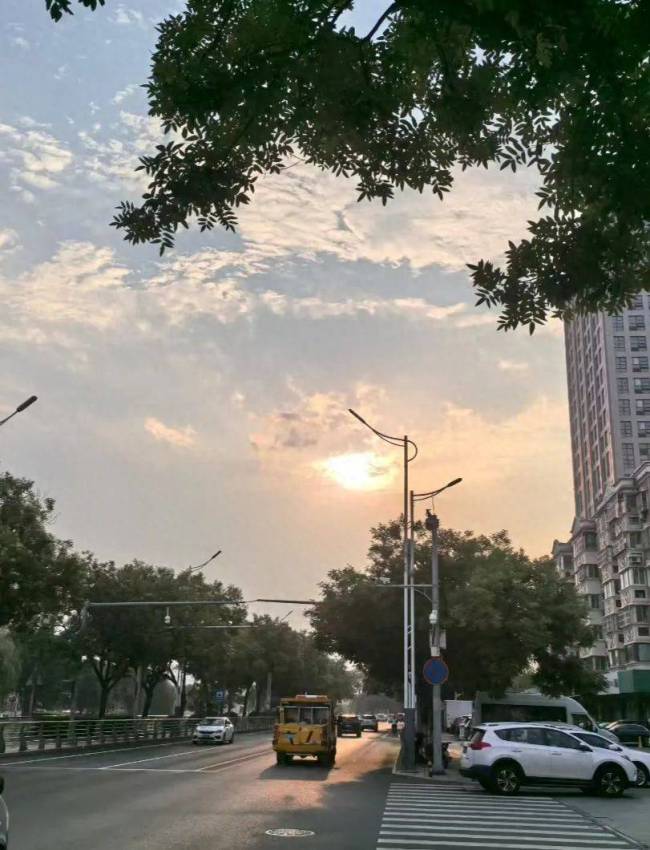 北京今夜至明天有明顯降水過程,注意防雷避雨和交通安全