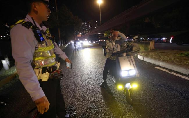 北京交警查電動(dòng)自行車遠(yuǎn)光燈 嚴(yán)打違法改裝