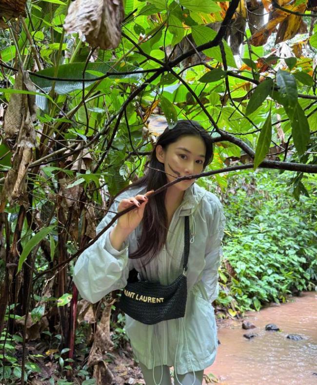 张馨予雨林徒步后脚肿成“猪蹄” 硬核游记曝光