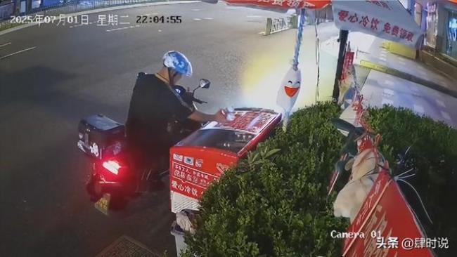 杭州愛心冰箱被一男子“免費(fèi)進(jìn)貨” 人性幽暗暴露無遺