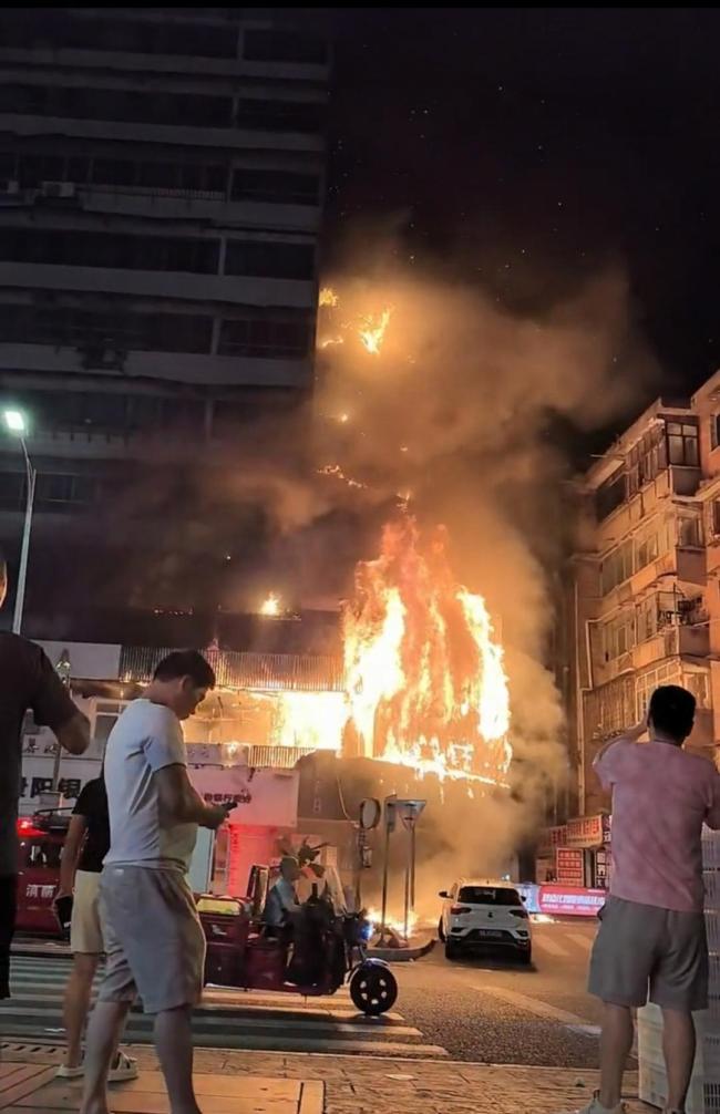 貴陽一臨街樓房凌晨突然起火