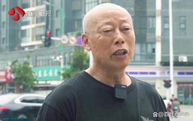 獨臂大哥一路小跑抬車救人 26雙手托起生命重量