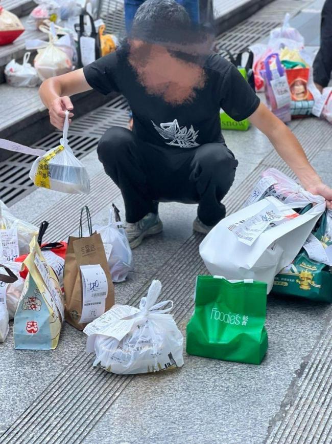 外卖大战背后的帮送员 高温下的“摆渡人”