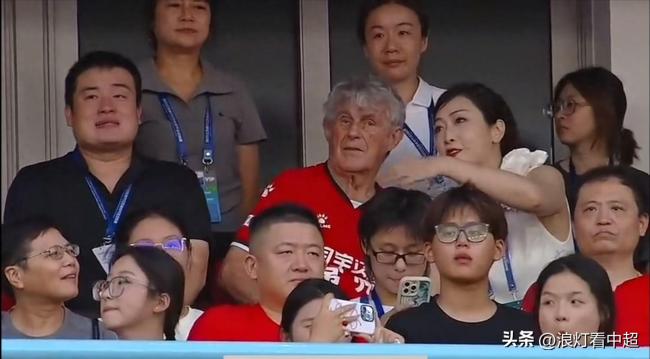 米盧親臨蘇超現(xiàn)場引得球迷歡呼