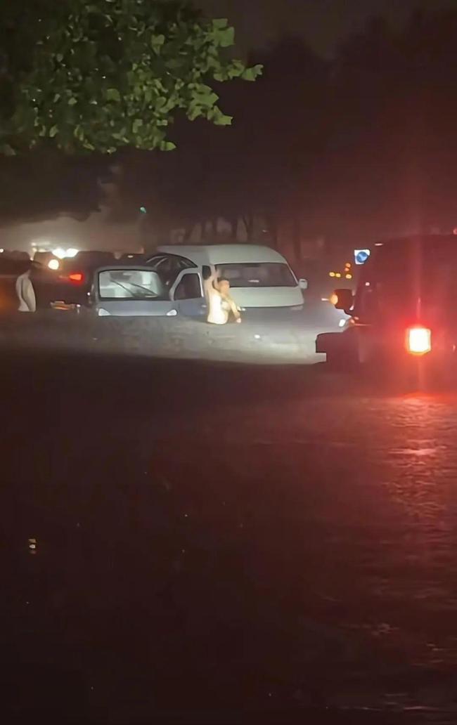 山東濰坊暴雨男子開越野車連救5車