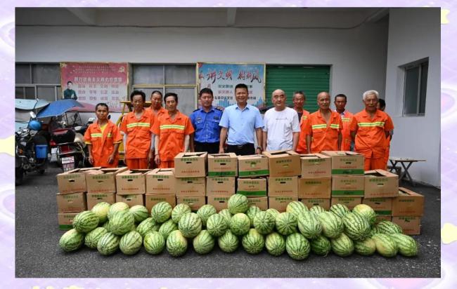 老板購(gòu)5000斤西瓜送環(huán)衛(wèi)工 愛(ài)心傳遞清涼