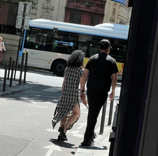 57歲金星巴黎街頭被偶遇 歲月痕跡真實動人