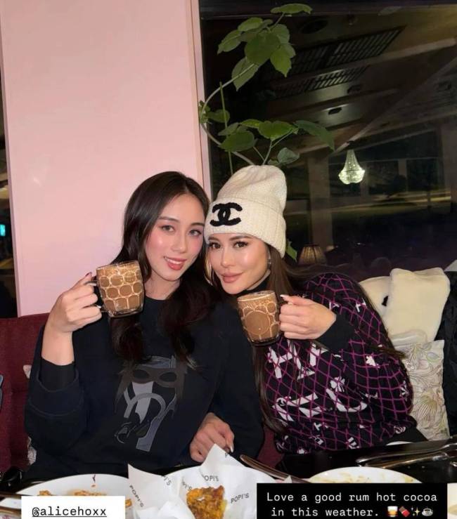 奚梦瑶何猷君为赌王外孙女庆生 家族聚会温馨满满