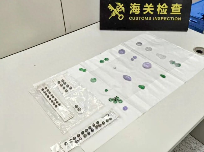 海關(guān)查獲未申報(bào)翡翠飾品,！