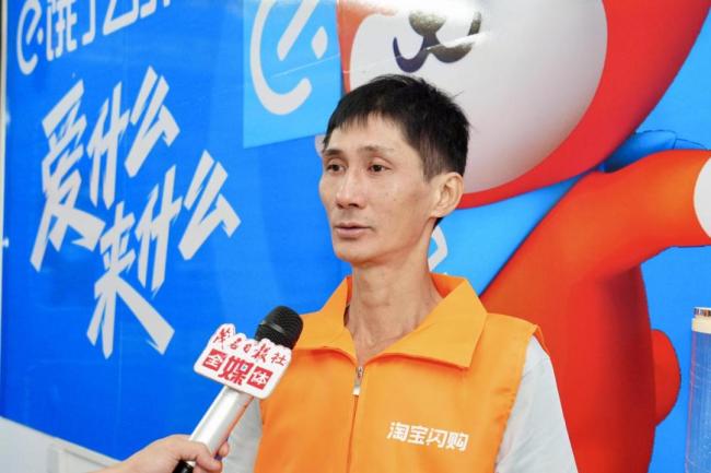 50歲外賣員救人后繼續(xù)送餐
