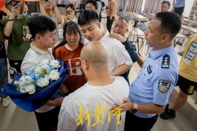 兒子遭人販偷走27年終團(tuán)圓 淚目重逢時(shí)刻
