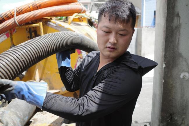 95后掏糞工:上班清糞車下班奔馳 女友千里奔現(xiàn)支持