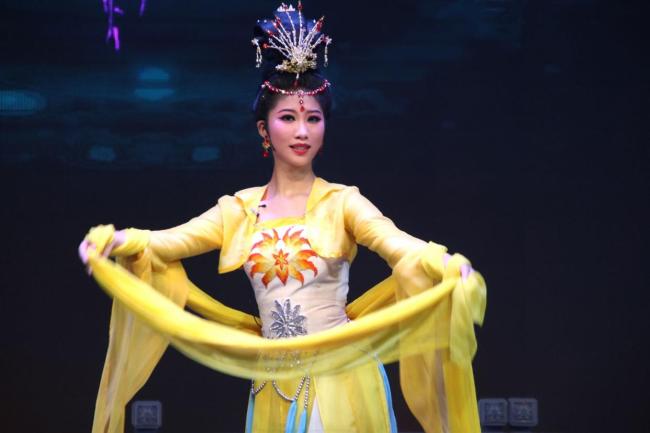 小梅花曾街頭獻(xiàn)唱幫爸爸籌醫(yī)藥費(fèi),！