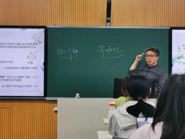 中文系教授沉迷短劇的365天