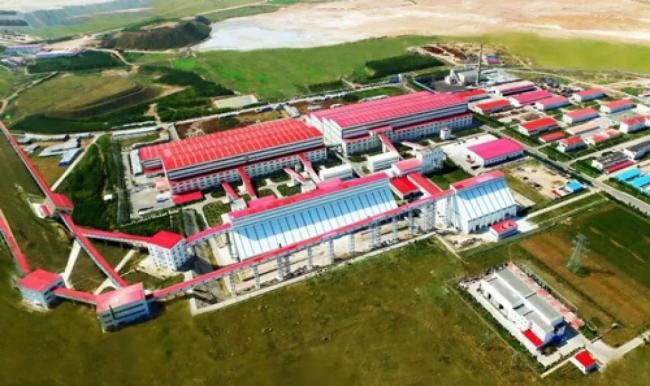 知情人士：学生疑因高坠跌入浮选槽 教学参观变悲剧