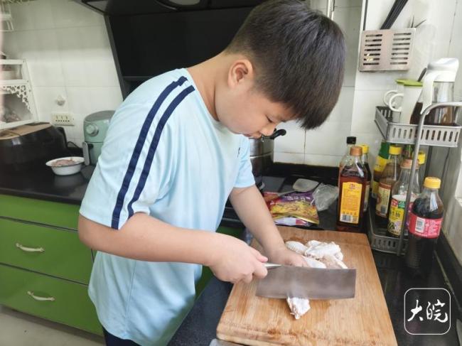 池州11歲男孩做得一手好菜 5年廚藝小達(dá)人