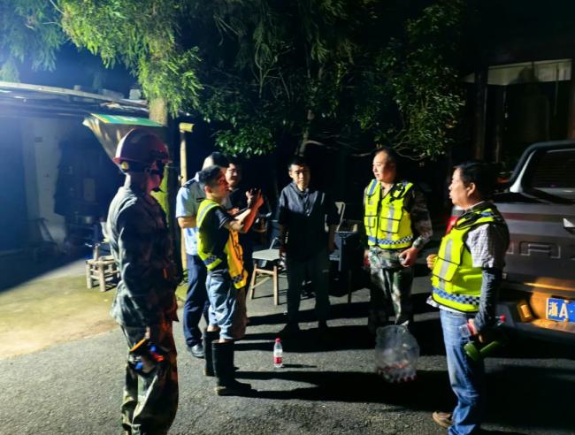 老人迷路30余人找到凌晨2點