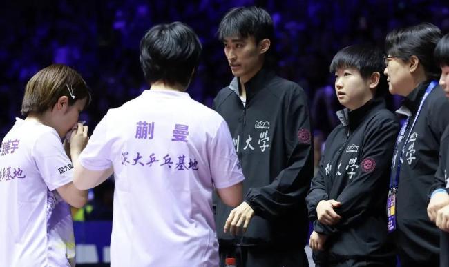 平野美宇与樊振东打招呼 化身迷妹追星