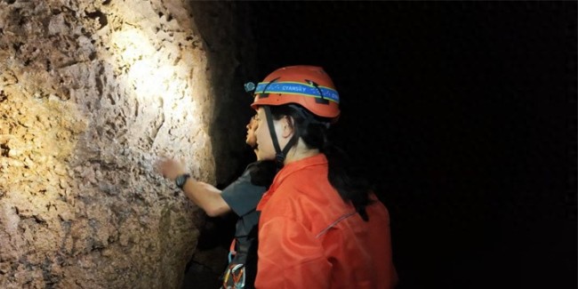 潜入地下世界别有洞天 游客在寻龙洞近距离观赏溶洞奇观