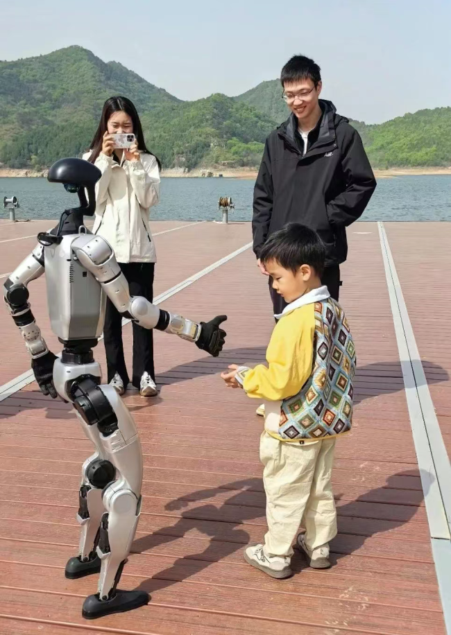 保姆机器人加速落地，何时能成家中“好帮手”？