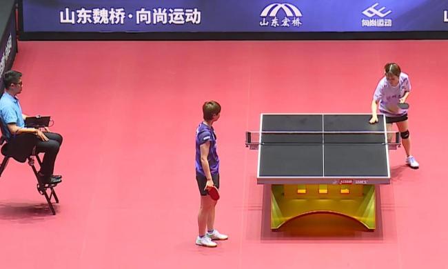 王曼昱获胜后与对方球员教练击掌 逆转取胜展现冠军心理