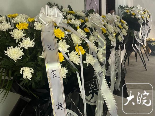 小伙救一家三口牺牲 市民自发送行 大爱无疆