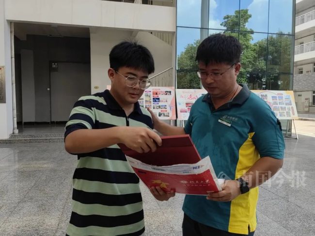投递员亲手投递儿子的录取通知书 最幸福的快递