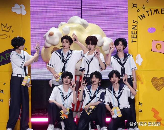 贺峻霖辅导员去看了时代少年团演唱会 师生同框温情互动