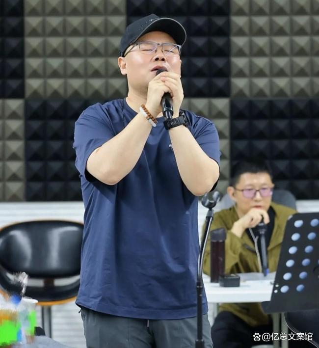 岳云鹏开演唱会薛之谦送了个话筒 兄弟情深引爆网络